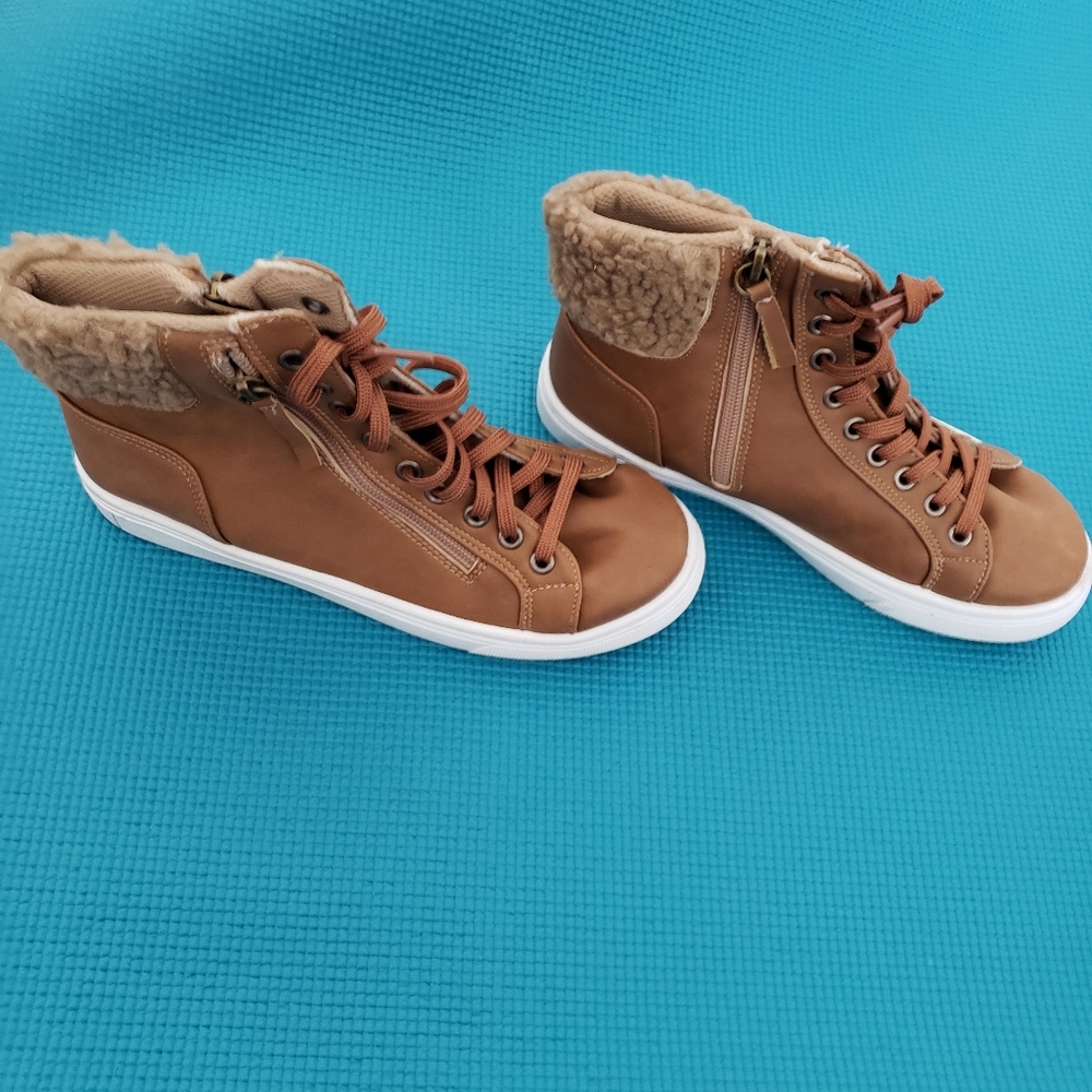 High Top Fleece Trim Sneak-Booties 7M